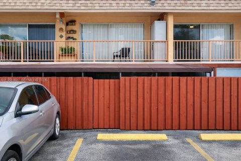 Townhouse in Miami, Florida 2 bedrooms, 59.36 sq.m. № 2011319