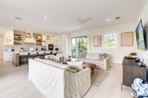 House in Holmes Beach, Florida 9 bedrooms, 371.05 sq.m. № 1541041 - photo 9