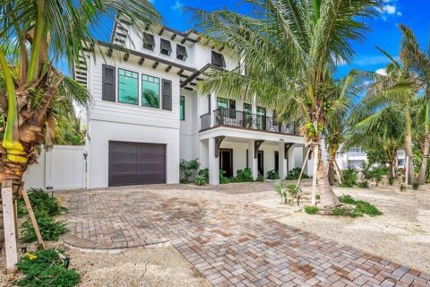 House in Holmes Beach, Florida 9 bedrooms, 371.05 sq.m. № 1541041 - photo 1