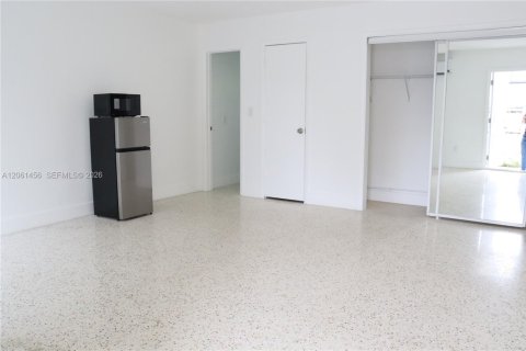 Commercial property in Miami, Florida 1 bedroom, 23.23 sq.m. № 2246678 - photo 2