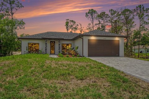 House in Port Charlotte, Florida 3 bedrooms, 138.61 sq.m. № 2151603 - photo 4