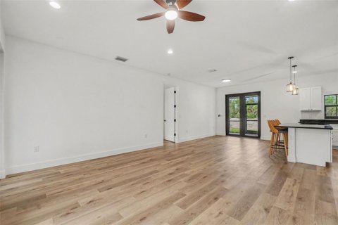 House in Port Charlotte, Florida 3 bedrooms, 138.61 sq.m. № 2151603 - photo 9