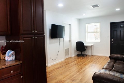 Casa en alquiler en Hollywood, Florida, 3 dormitorios, 111.11 m2 № 2028503 - foto 11