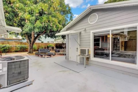 Propiedad comercial en alquiler en Dania Beach, Florida № 1809401 - foto 1