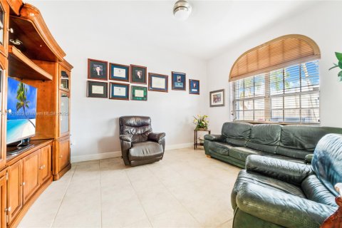 Casa en venta en Miami, Florida, 4 dormitorios, 219.16 m2 № 1951553 - foto 12