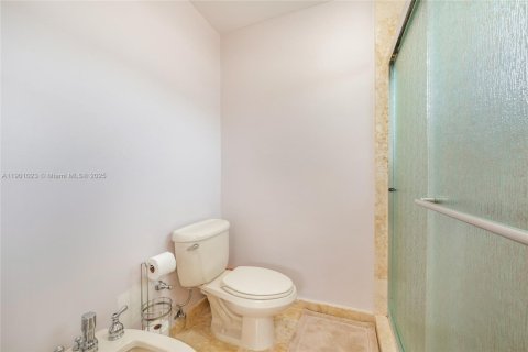 Casa en venta en Miami, Florida, 4 dormitorios, 219.16 m2 № 1951553 - foto 14