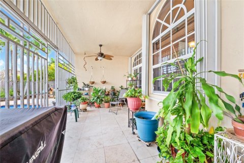 Casa en venta en Miami, Florida, 4 dormitorios, 219.16 m2 № 1951553 - foto 24