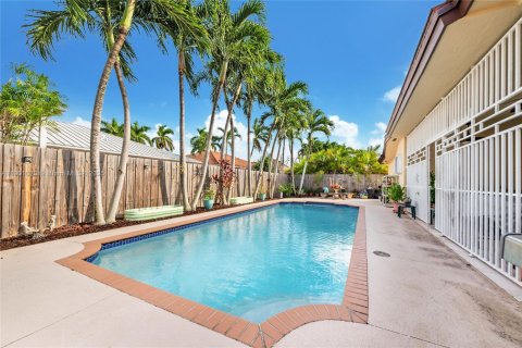 Casa en venta en Miami, Florida, 4 dormitorios, 219.16 m2 № 1951553 - foto 22