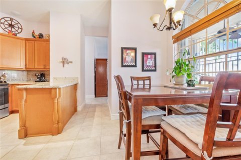 Casa en venta en Miami, Florida, 4 dormitorios, 219.16 m2 № 1951553 - foto 10