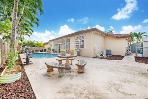 Casa en venta en Miami, Florida, 4 dormitorios, 219.16 m2 № 1951553 - foto 23