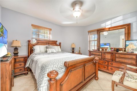 Casa en venta en Miami, Florida, 4 dormitorios, 219.16 m2 № 1951553 - foto 13