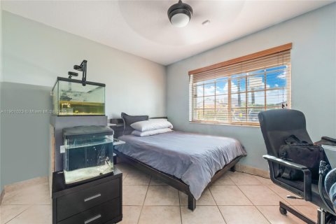 Casa en venta en Miami, Florida, 4 dormitorios, 219.16 m2 № 1951553 - foto 17