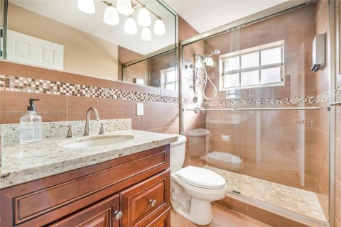Casa en venta en Miami, Florida, 4 dormitorios, 219.16 m2 № 1951553 - foto 16