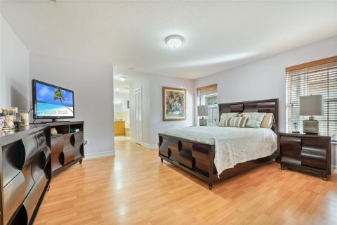 Casa en venta en Miami, Florida, 4 dormitorios, 219.16 m2 № 1951553 - foto 15