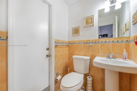 Casa en venta en Miami, Florida, 4 dormitorios, 219.16 m2 № 1951553 - foto 19