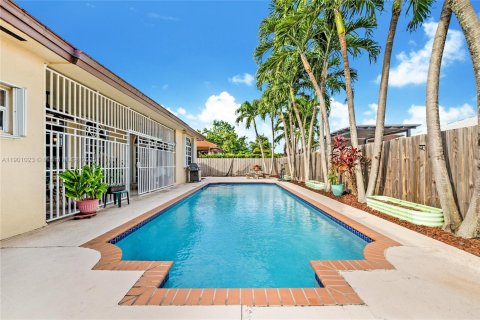Casa en venta en Miami, Florida, 4 dormitorios, 219.16 m2 № 1951553 - foto 21