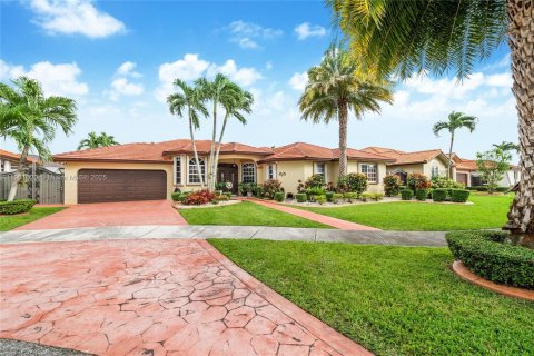 Casa en venta en Miami, Florida, 4 dormitorios, 219.16 m2 № 1951553 - foto 1