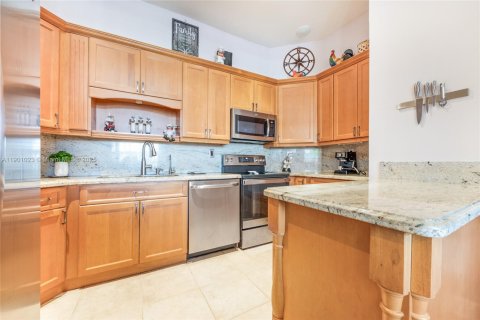 Casa en venta en Miami, Florida, 4 dormitorios, 219.16 m2 № 1951553 - foto 11
