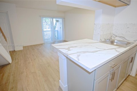 Villa ou maison à louer à Hialeah, Floride: 1 chambre, 69.68 m2 № 1999896 - photo 15