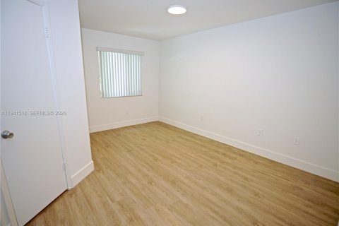 Villa ou maison à louer à Hialeah, Floride: 1 chambre, 69.68 m2 № 1999896 - photo 19