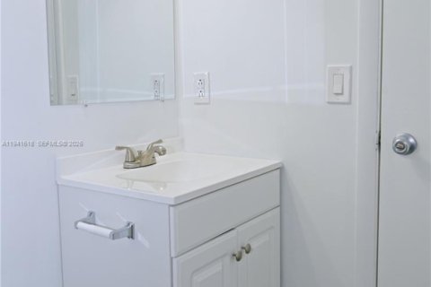 Villa ou maison à louer à Hialeah, Floride: 1 chambre, 69.68 m2 № 1999896 - photo 22