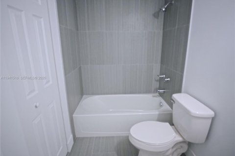 Villa ou maison à louer à Hialeah, Floride: 1 chambre, 69.68 m2 № 1999896 - photo 20