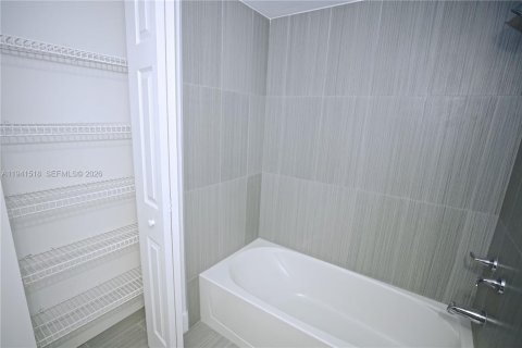 Villa ou maison à louer à Hialeah, Floride: 1 chambre, 69.68 m2 № 1999896 - photo 21