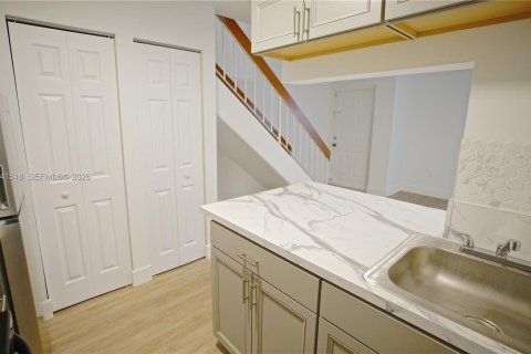 Villa ou maison à louer à Hialeah, Floride: 1 chambre, 69.68 m2 № 1999896 - photo 14