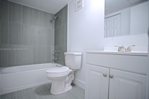 Villa ou maison à louer à Hialeah, Floride: 1 chambre, 69.68 m2 № 1999896 - photo 4