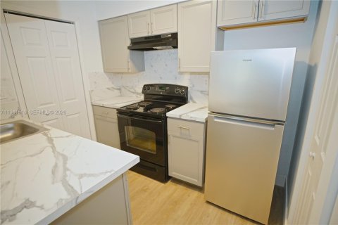 Villa ou maison à louer à Hialeah, Floride: 1 chambre, 69.68 m2 № 1999896 - photo 2