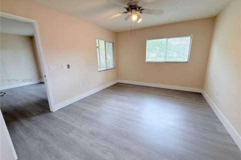 Condo in Pembroke Pines, Florida, 2 bedrooms  № 2003748 - photo 7