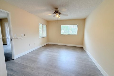 Condo in Pembroke Pines, Florida, 2 bedrooms  № 2003748 - photo 17