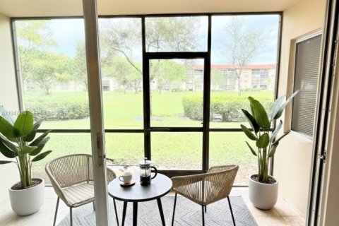 Condo in Pembroke Pines, Florida, 2 bedrooms  № 2003748 - photo 4