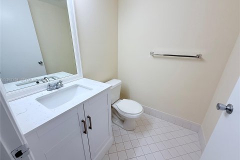 Condo in Pembroke Pines, Florida, 2 bedrooms  № 2003748 - photo 9