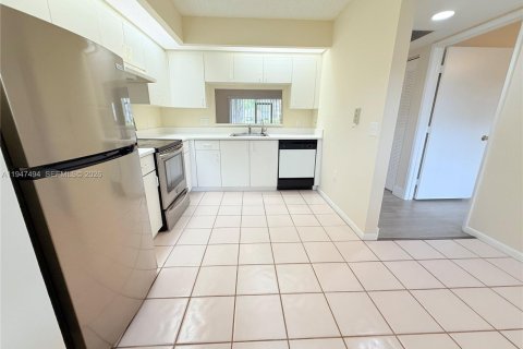 Condo in Pembroke Pines, Florida, 2 bedrooms  № 2003748 - photo 12