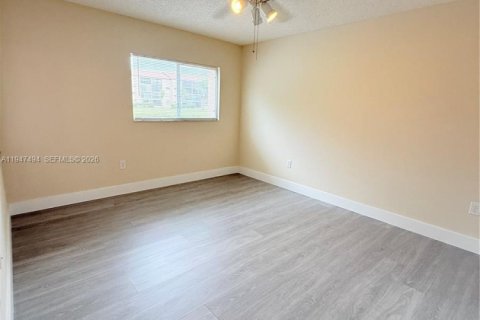 Condo in Pembroke Pines, Florida, 2 bedrooms  № 2003748 - photo 21