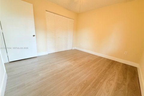 Condo in Pembroke Pines, Florida, 2 bedrooms  № 2003748 - photo 14