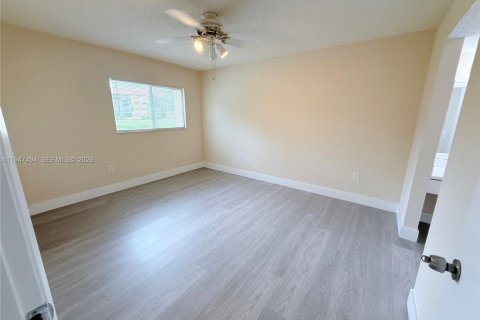 Condo in Pembroke Pines, Florida, 2 bedrooms  № 2003748 - photo 8