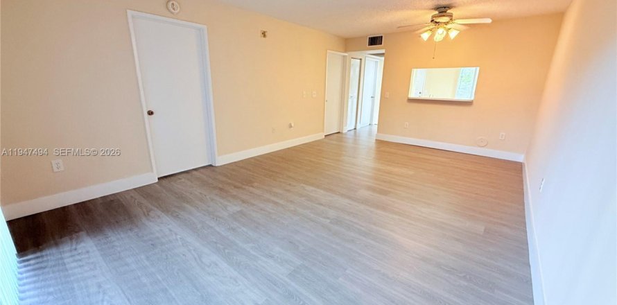 Condo in Pembroke Pines, Florida, 2 bedrooms  № 2003748