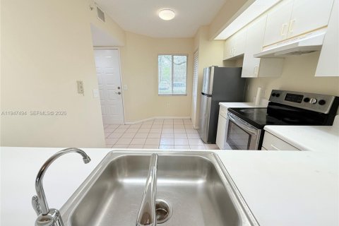 Condo in Pembroke Pines, Florida, 2 bedrooms  № 2003748 - photo 10