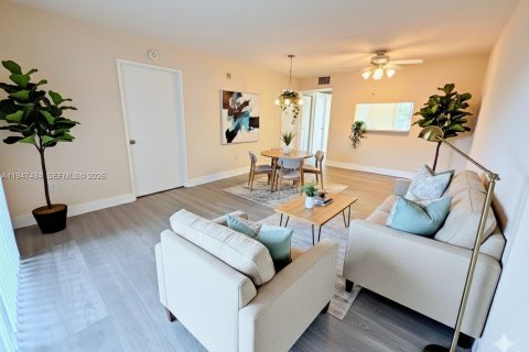 Condo in Pembroke Pines, Florida, 2 bedrooms  № 2003748 - photo 2