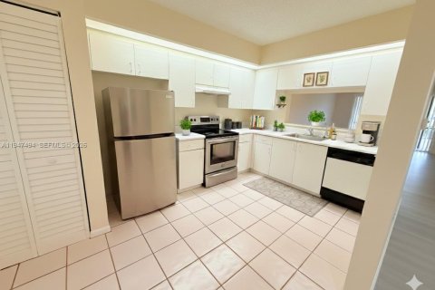 Condo in Pembroke Pines, Florida, 2 bedrooms  № 2003748 - photo 5