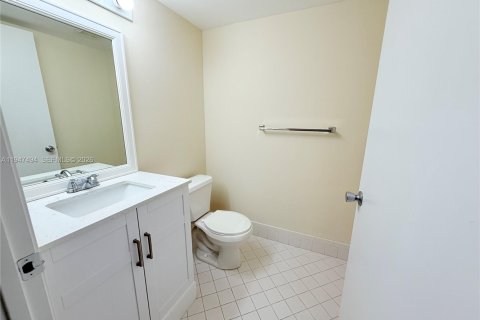 Condo in Pembroke Pines, Florida, 2 bedrooms  № 2003748 - photo 16