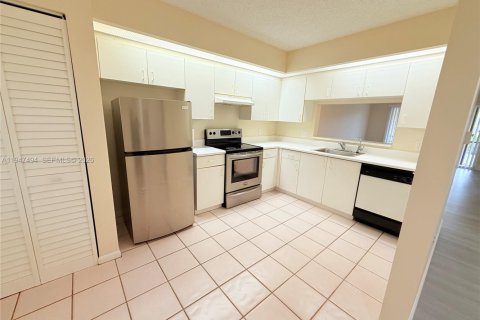Condo in Pembroke Pines, Florida, 2 bedrooms  № 2003748 - photo 13
