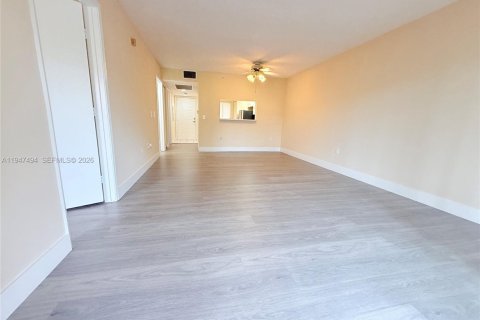 Condo in Pembroke Pines, Florida, 2 bedrooms  № 2003748 - photo 22