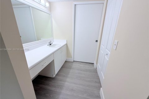Condo in Pembroke Pines, Florida, 2 bedrooms  № 2003748 - photo 11