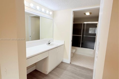 Condo in Pembroke Pines, Florida, 2 bedrooms  № 2003748 - photo 20