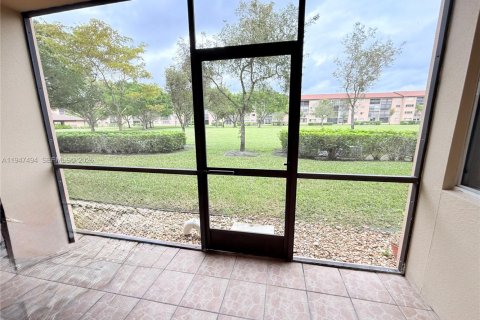 Condo in Pembroke Pines, Florida, 2 bedrooms  № 2003748 - photo 3