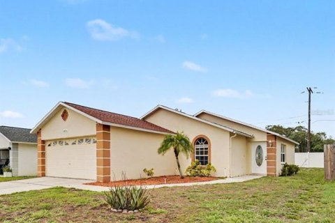 House in Port Richey, Florida 3 bedrooms, 102.01 sq.m. № 2208060 - photo 2
