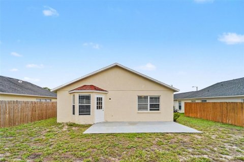 House in Port Richey, Florida 3 bedrooms, 102.01 sq.m. № 2208060 - photo 15